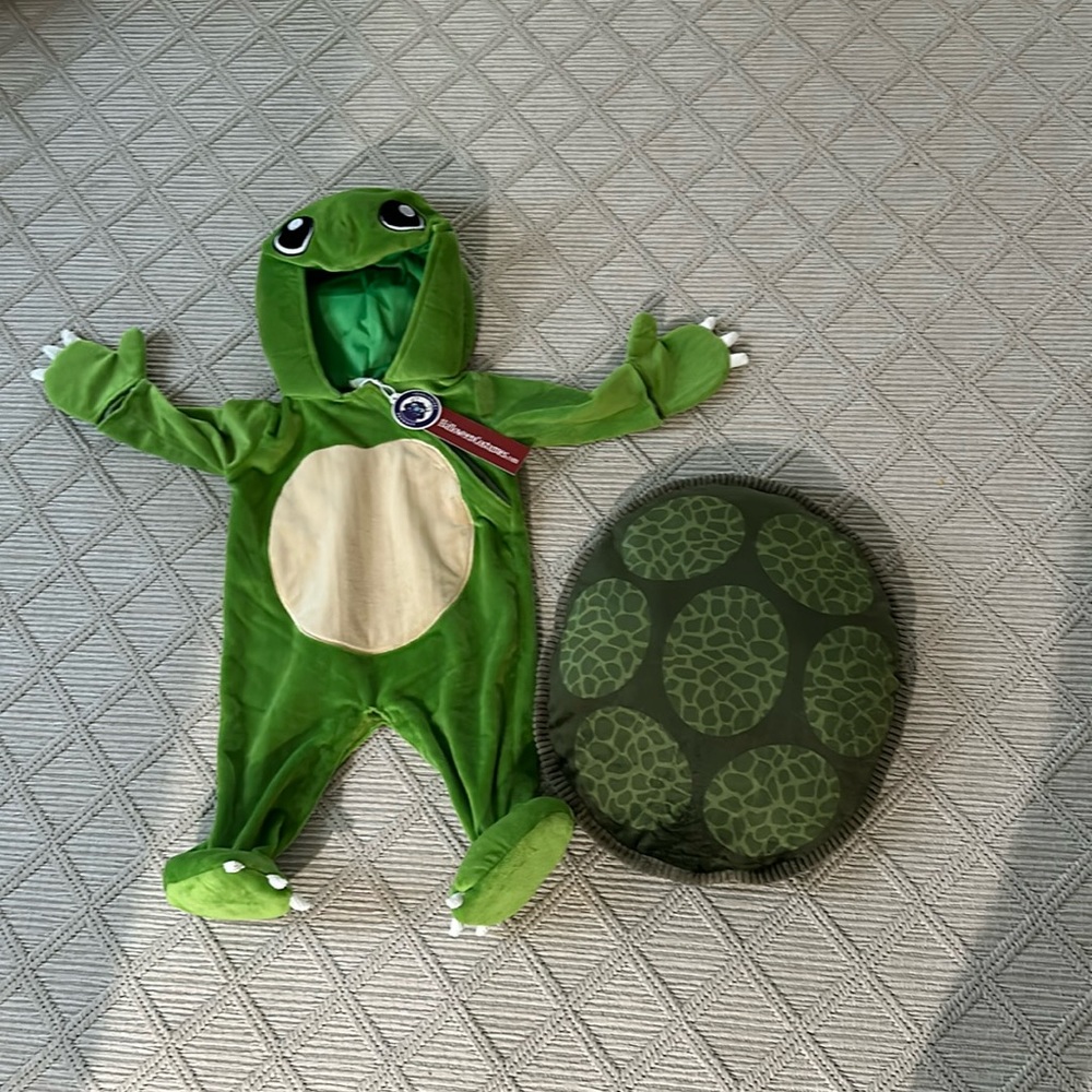 Turtle coatume 0-6 months NWT